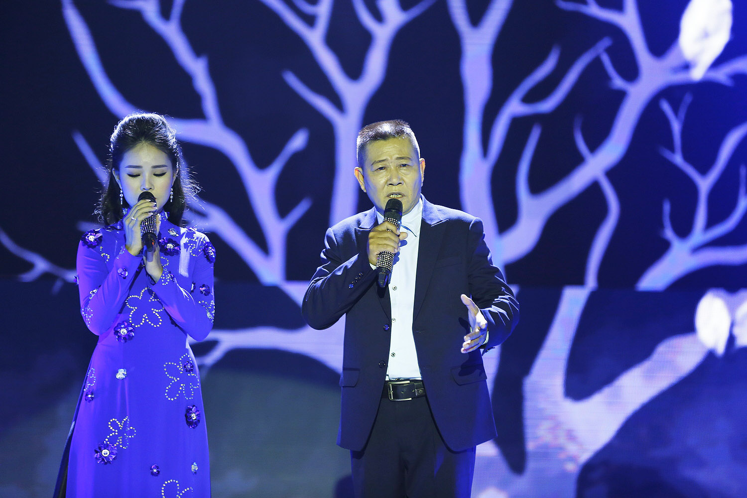 Nghệ sĩ Vũ Thanh song ca cùng nữ ca sĩ Lâm Ngọc Hoa – Quán quân mùa đầu tiên của chương trình Solo cùng Bolero - trong ca khúc Dấu chân kỷ niệm (sáng tác: Thúc Đăng). 