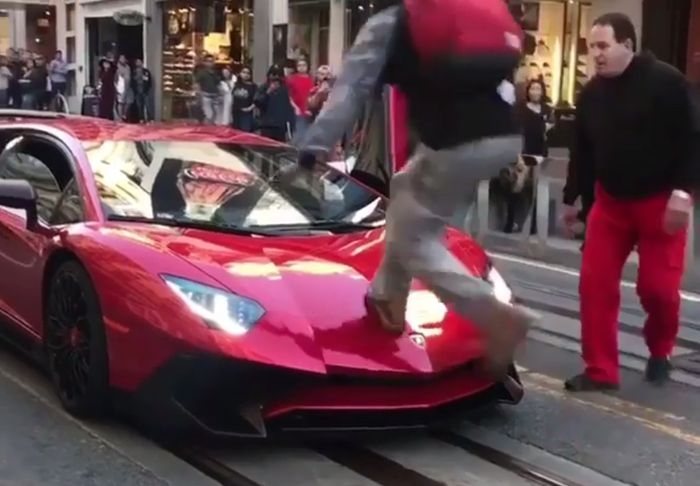 &quot;Tăng động&quot; trên nóc siêu xe Lamborgini và cái kết bất ngờ