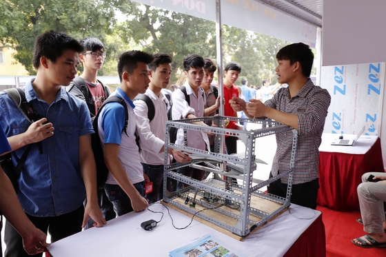Bạn trẻ giới thiệu về mô hình khởi nghiệp tại Ngày hội khởi nghiệp do Thành đoàn Hà Nội tổ chức