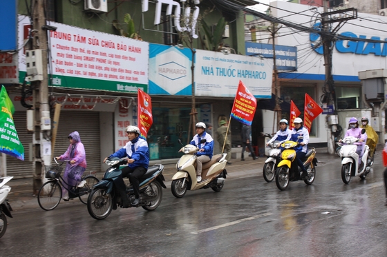 Thanh niên tình nguyện Thủ đô tuyên truyền về bầu cử đại biểu Quốc hội và HĐND các cấp