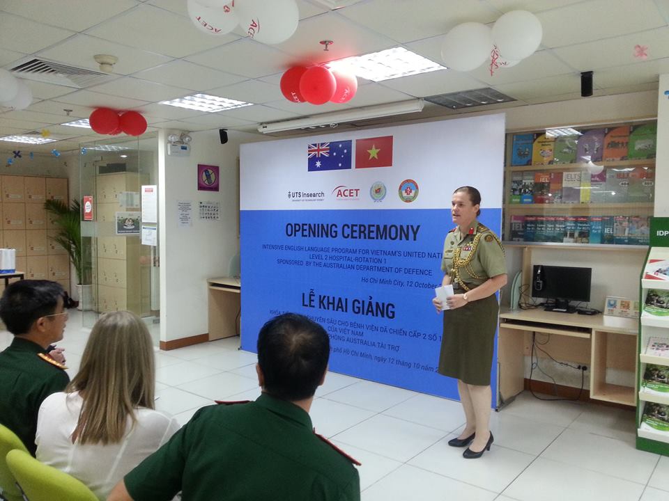  Tùy viên Quốc phòng, Đại sứ quán Australia, Đại tá Nerolie McDonald, trò chuyện cùng giáo viên và học sinh tại lễ Khai mạc Khóa đào tạo Tiếng Anh Chuyên sâu cho cán bộ của Bệnh viện Dã chiến cấp 2 của Việt Nam triển khai tại phái bộ Liên Hợp Quốc - Thê đội 1