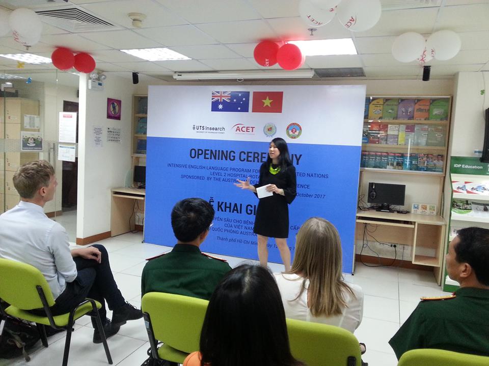 Giám đốc khu vực UTS Insearch, bà Nguyễn Thảo chia sẻ kinh nghiệm giảng dạy IELTS của UTS và ACET tại lễ Khai mạc Khóa đào tạo Tiếng Anh Chuyên sâu cho cán bộ của Bệnh viện Dã chiến cấp 2 của Việt Nam triển khai tại phái bộ Liên Hợp Quốc – Thê đội 1