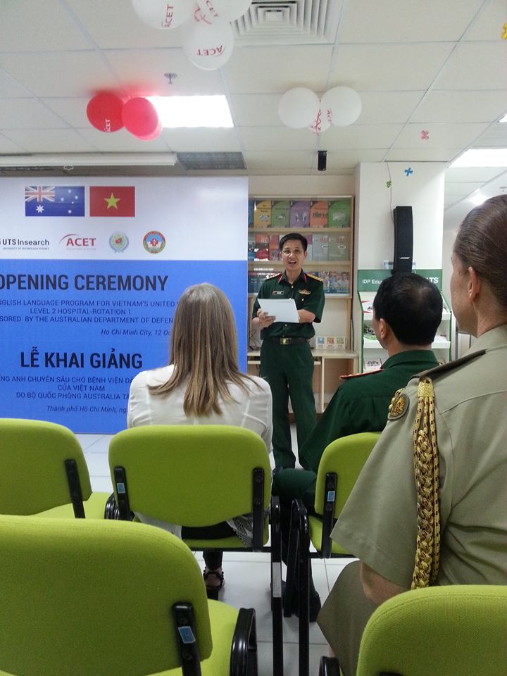 Phó Giám đốc Trung tâm Gìn giữ Hòa bình Việt Nam, Đại tá Lưu Đình Hiến phát biểu tại lễ Khai mạc Khóa đào tạo Tiếng Anh Chuyên sâu cho cán bộ của Bệnh viện Dã chiến cấp 2 của Việt Nam triển khai tại phái bộ Liên Hợp Quốc – Thê đội 1. Đại tá đánh giá cao sự hỗ trợ của Australia đối với Việt Nam trong việc chuẩn bị triển khai các lực lượng thực hiện nhiệm vụ của Liên Hợp Quốc hiện tại và trong tương lai.