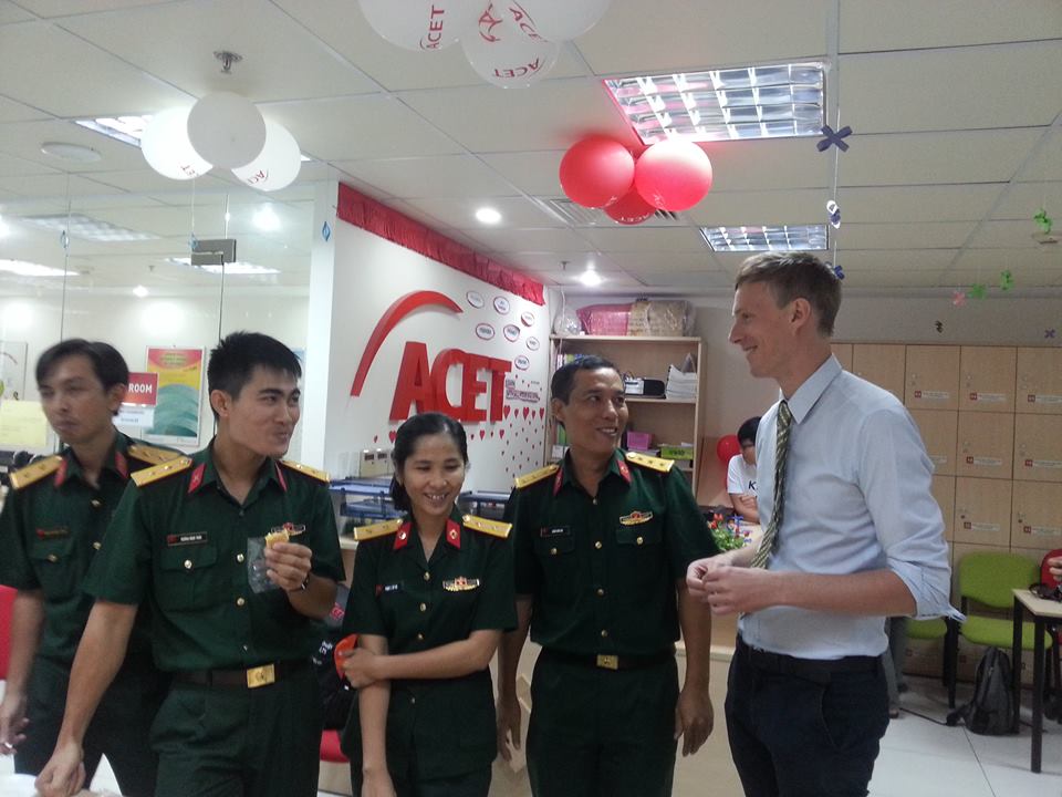 Giáo viên và học sinh của Khóa đào tạo Tiếng Anh Chuyên sâu cho cán bộ của Bệnh viện Dã chiến cấp 2 của Việt Nam triển khai tại phái bộ Liên Hợp Quốc – Thê đội 1