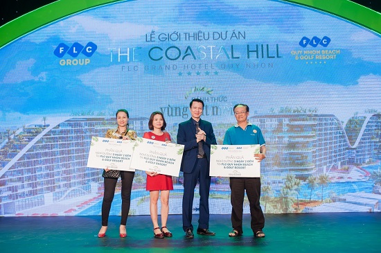 Nhà đầu tư với những phần quà trong chương trình Bốc thăm may mắn