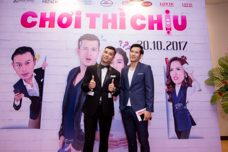 Diễn viên, người mẫu Thanh Thức đến chúc mừng đoàn phim.