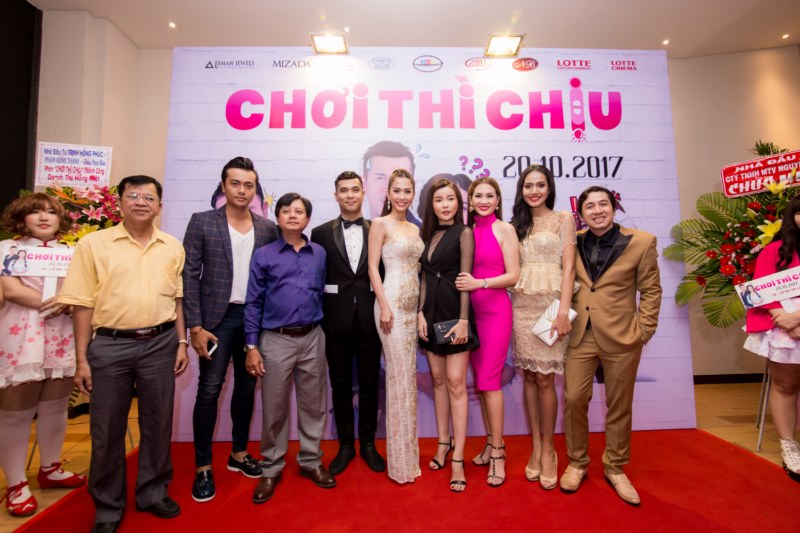 Nhiều nghệ sĩ và khách mời đến tham dự buổi công chiếu phim