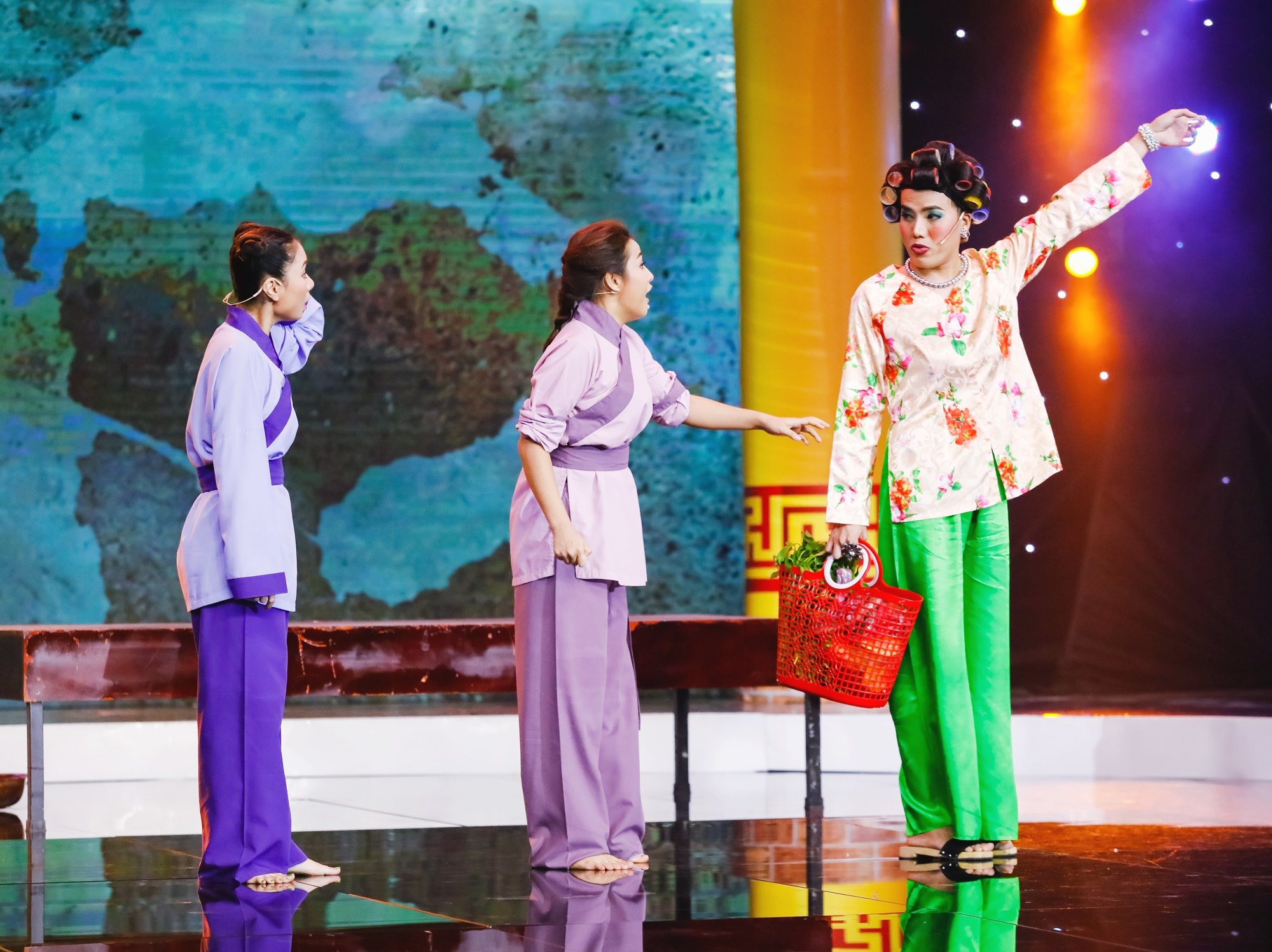 Với tiểu phẩm Gia đình nhỏ, cả ba kiều nữ đội Tươi vào vai những cô gái nghèo, sống mưu sinh nhờ vào những trò Sơn Đông mãi võ.