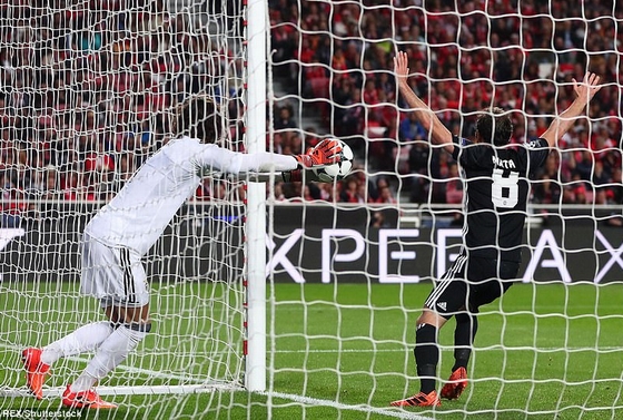 Thủ môn mắc lỗi hài hước, biếu không bàn thắng cho Man Utd!