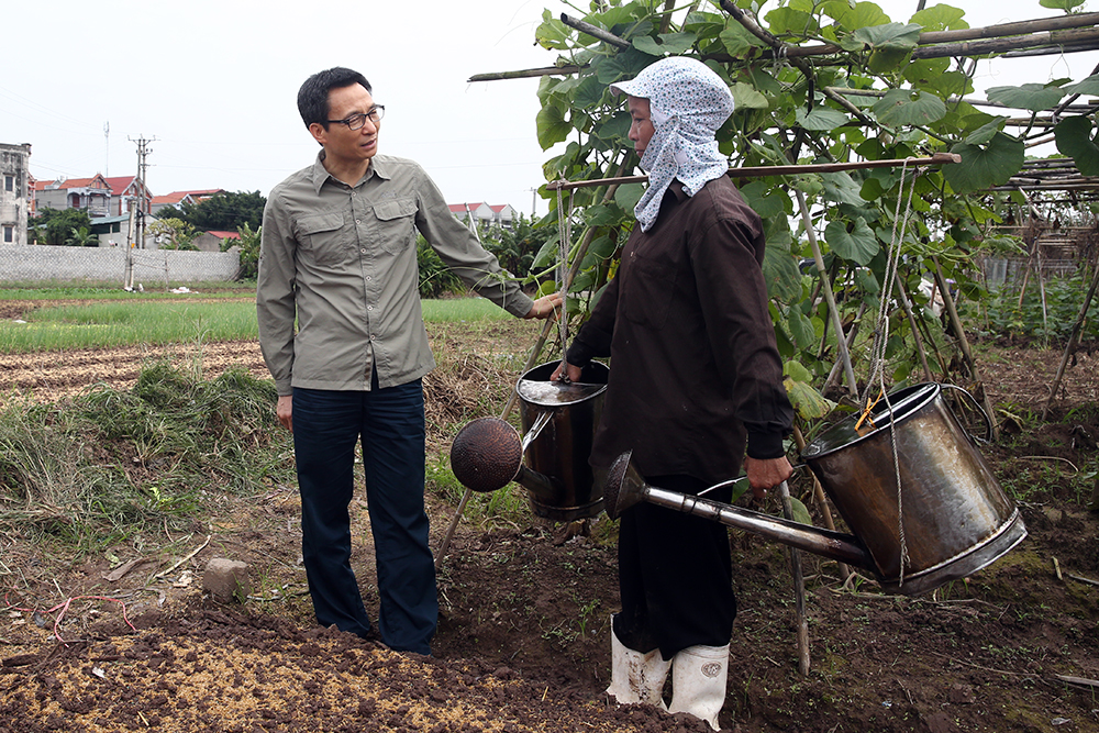 Phó Thủ tướng trò chuyện với chị Phạm Thị Mây, thôn Mễ Hạ, xã Yên Phú. Ảnh: VGP
