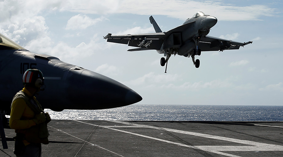 Chiến đấu cơ cất cánh từ tàu sân bay USS Ronald Reagan