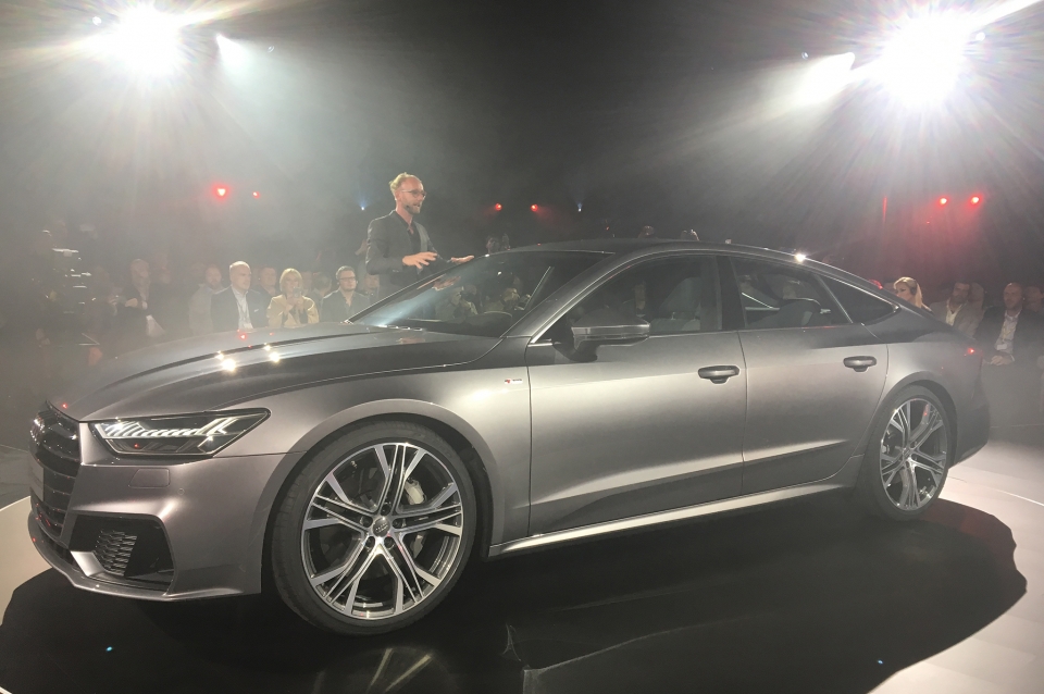 Dải đèn LED trên Audi A7 2018 trở thành đặc trưng dễ nhận biết nhất đối với các mẫu xe "họ" Audi khác.