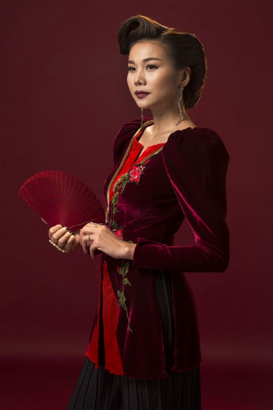 Những chiếc áo bà ba của mẹ chồng Ba Trân (siêu mẫu Thanh Hằng thủ vai) luôn có chất liệu nhung, tạo kiểu xếp phồng, sẫm màu và rất sang trọng. Bên cạnh đó còn là những chi tiết hình con rắn, đại diện cho sự mưu mô.