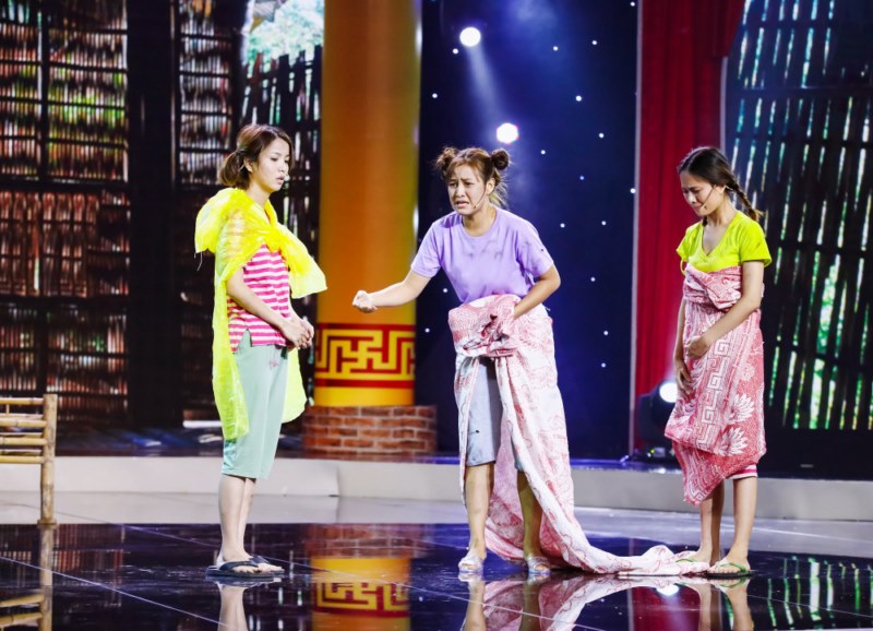 Ba kiều nữ có thể khiến khán giả cười nghiêng ngả với màn Next top model nhưng rồi sau đó rơi nước mắt với những đứa trẻ mồ côi tự bươn trải trong cuộc sống ở tiết mục Người cha khốn khổ.