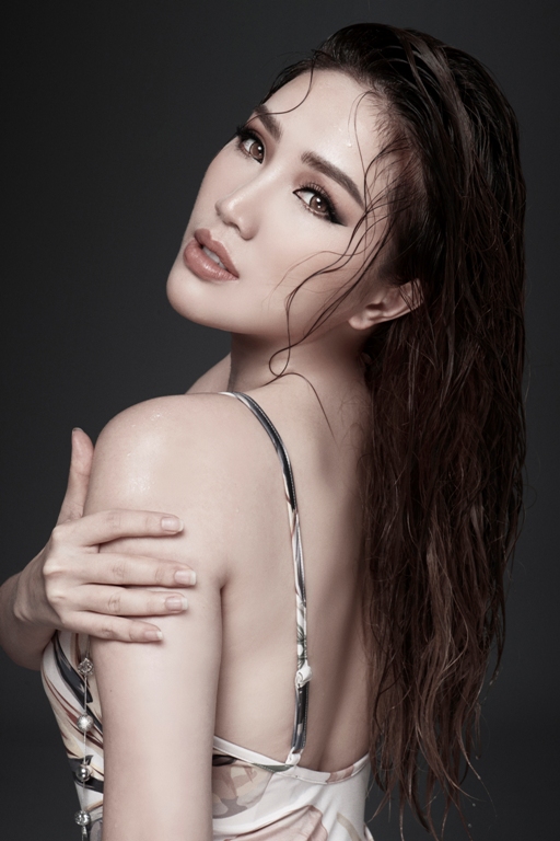 Lần trở lại này với sở trường pop – ballad từng làm nên tên tuổi của mình, Bảo Thy chia sẻ rằng trước đó dự tính sẽ ra mắt một sản phẩm vào tháng 9. Nhưng trong quá trình sản xuất, Bảo Thy không tìm được bản phối ưng ý nên quyết định tạm dừng dự án đó lại. 