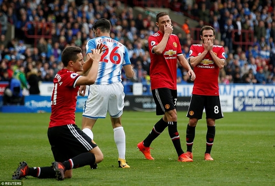 Thua sốc đội mới lên hạng, MU bị Man City bỏ xa 5 điểm!