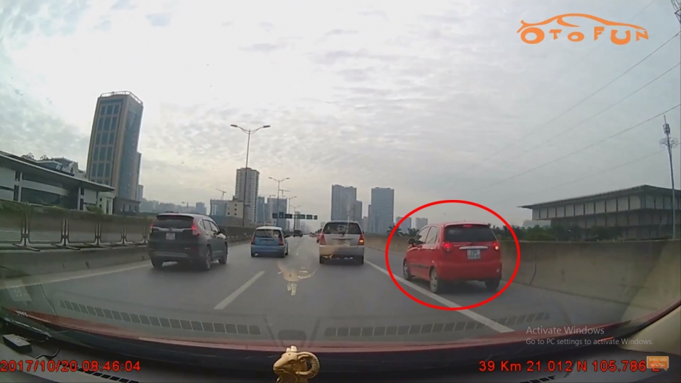 Tài xế tức tối tạt đầu và vượt phải khi không được nhường đường