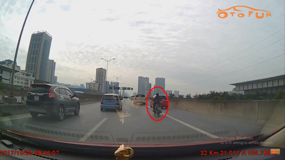 Một người điều khiển xe máy ngang nhiên lạng lách trên đường vành đai 3 trên cao.
