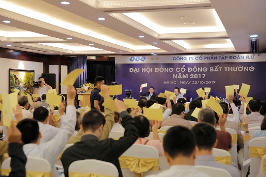 Cổ đông biểu quyết thông qua chương trình Đại hội