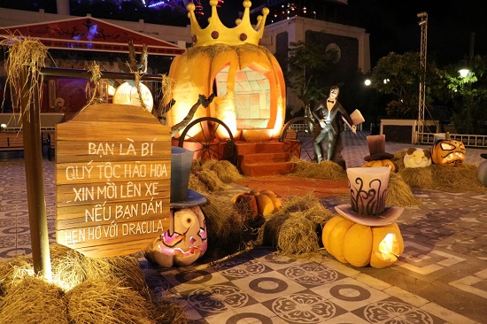 “Bạn là bí quý tộc hào hoa- Xin mời lên xe nếu bạn dám hẹn hò với Dracula”- lời mời chào đầy khiêu khích ngay khi đặt chân đến “vương quốc bí ngô” ngay trước khu vực Sun Wheel thôi thúc bất cứ ai đặt chân đến đây thử làm con ma một lần.