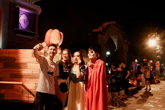 Không gian xung quanh tháp đồng hồ được thắp sáng bởi những “lồng đèn bí ngô” càng trở nên huyền bí. Du khách chớp lấy cơ hội đi trong thế giới ma quái ấy, để có được những bức hình để đời.