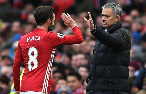Sợ Mourinho &quot;chạy trốn&quot;, MU vung 65 triệu bảng giữ chân!