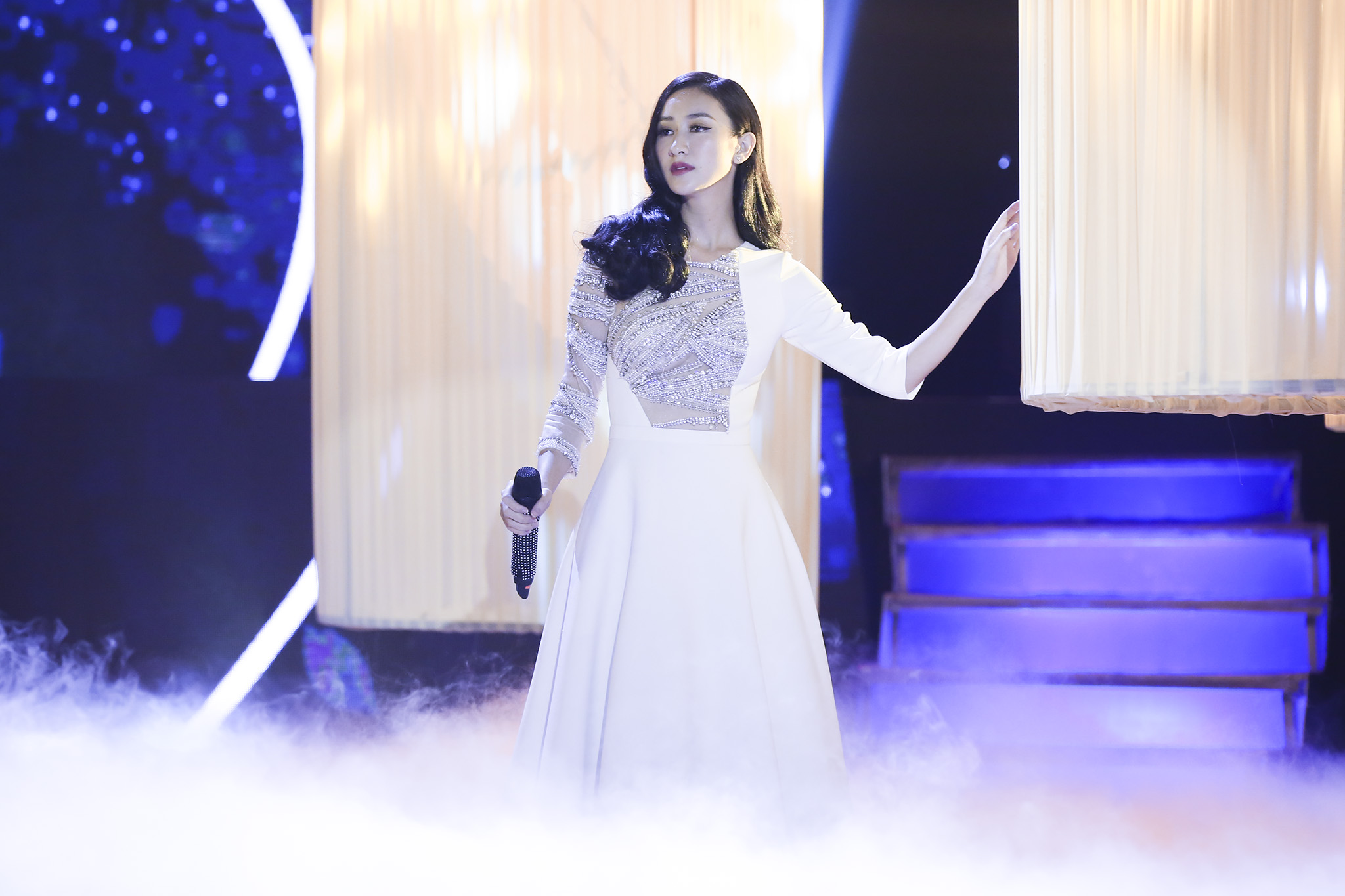 Á hậu Hà Thu đã có 1 đêm thi rất thành công. Cô chọn ca khúc Nếu đời không có anh (sáng tác Hoàng Trang), thể hiện tâm trạng của 1 cô gái buồn bã khi phải dạo phố cô đơn vì thiếu vắng người yêu. 