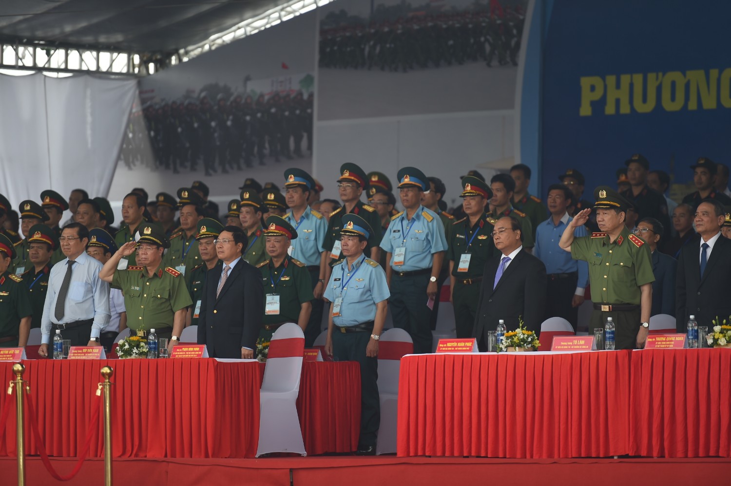 Thủ tướng Nguyễn Xuân Phúc và Phó Thủ tướng Phạm Bình Minh dự lễ xuất quân và diễn tập phương án bảo vệ Tuần lễ Cấp cao APEC 2017. Ảnh: VGP