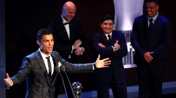 Maradona đau khổ khi trao giải &quot;The Best&quot; cho C.Ronaldo!