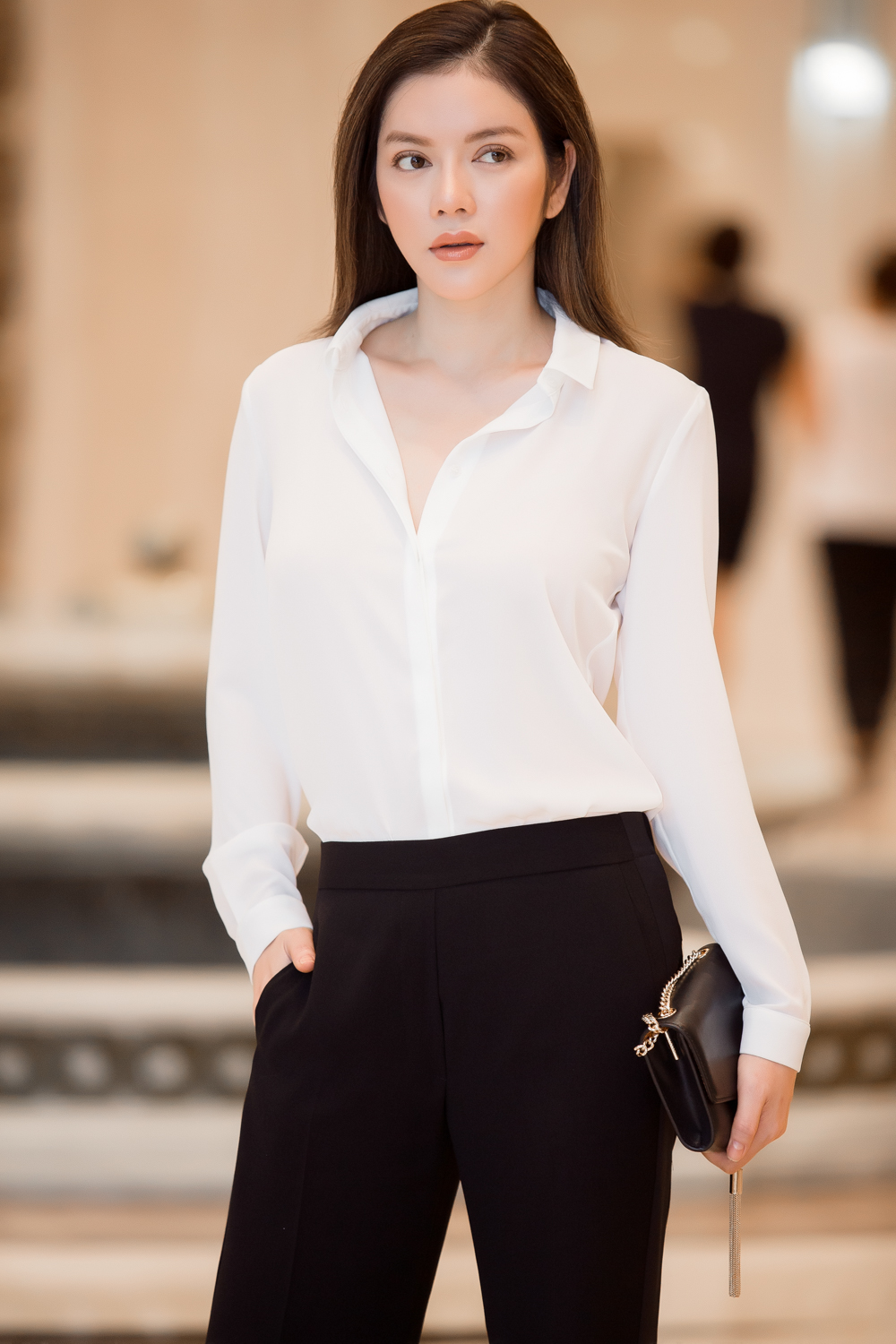 Diện trang phục đơn giản chỉ với áo sơ mi trắng và quần âu đen, để tóc xõa tự nhiên, tuy nhiên Lý Nhã Kỳ vẫn toát lên sự thanh lịch.