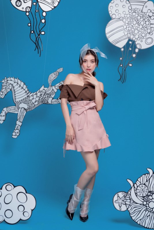 Sự kết hợp với nhà thiết kế trẻ Minh Huyền lần này cho thấy định hướng hình ảnh ngày càng trưởng thành, thanh lịch từ giọng ca Hãy về với em.