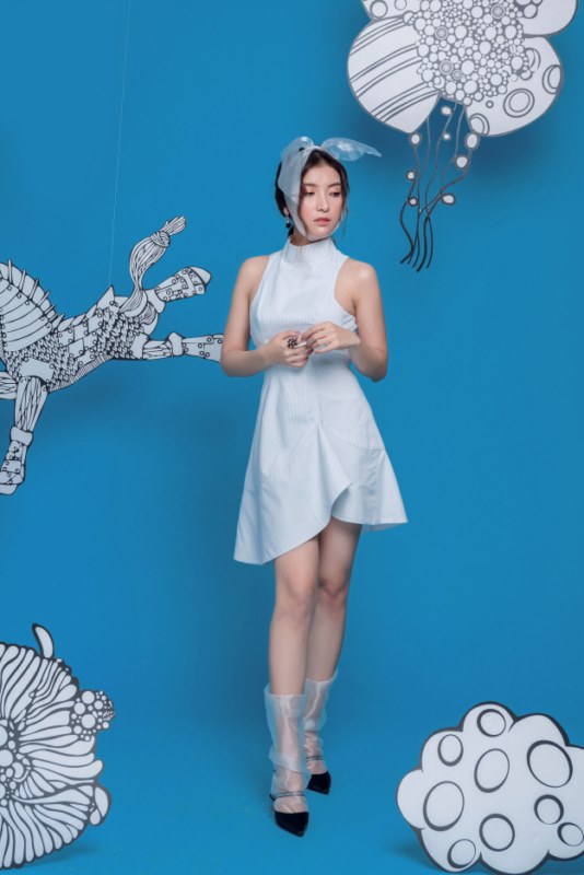 Ở bộ hình lần này, Tiêu Châu Như Quỳnh mang tới loạt concept nữ tính. 