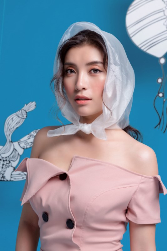 Đây cũng là một trong những hình ảnh mà Tiêu Châu Như Quỳnh đang thử sức biến hoá mình màu sắc hơn và đa dạng trong phong cách thời trang cũng như âm nhạc.