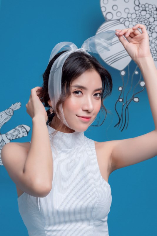 . Và để mở màn cho chuỗi dự án này thì Tiêu Châu Như Quỳnh đã mạnh dạn cover lại ca khúc đã làm mưa làm gió của thần tượng âm nhạc của cô – nữ ca sĩ Mỹ Tâm với ca khúc Đừng Hỏi Em. 