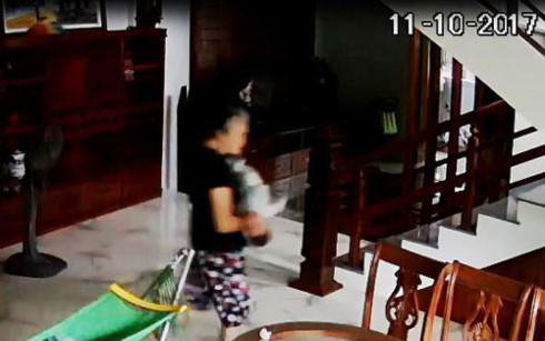 Bố mẹ bàng hoàng khi xem clip con nhỏ bị người giúp việc bạo hành