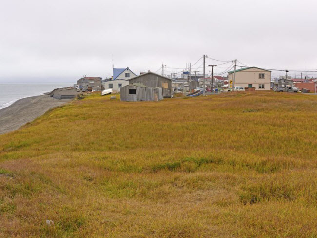 Barrow, Alaska, Mỹ: Thị trấn này chỉ có thể tiếp cận bằng đường hàng không từ thành phố Anchorage với hành trình 1 giờ 30 phút/lượt. Nằm ở vị trí cao nhất ở Alaska, nên mùa đông ở Barrow bao gồm 65 ngày như đêm tối. Chi phí sinh hoạt ở đây rất đắt đỏ với 1 lọ bơ có giá lên tới 10 USD.