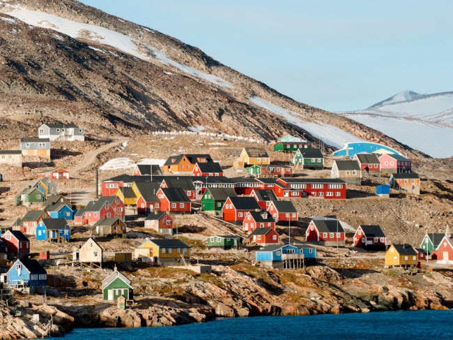 Ittoqqortoormiit, Greenland: Được thành lập từ năm 1925, thị trấn Ittoqqortoormiit nằm cách xa các khu dân cư khác ở Greenland. Khoảng 450 cư dân ở đây sống du cư và di chuyển bằng xe chó kéo, trong khi du khách tới thị trấn này để ngắm ánh sáng bắc cực quang và kỳ quan thiên nhiên.
