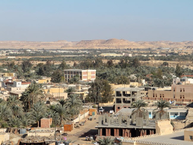 Ốc đảo Siwa Oasis, Ai Cập: Ốc đảo nằm hẻo lánh giữa sa mạc Western, nên ngôn ngữ Siwi và văn hóa Amazigh của người dân địa phương vẫn được lưu giữ nguyên vẹn. Đây không phải là điểm dừng chân phổ biến dành cho du khách, nhưng những người đam mê khám phá sa mạc có thể di chuyển 5 giờ bằng xe bus từ thành phố Cairo để tới ốc đảo này.