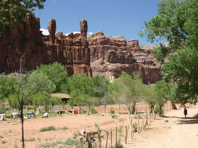 Supai, Arizona, Mỹ: Ngôi làng ở bang Arizona chỉ có thể được tiếp cận bằng trực thăng, cưỡi ngựa hay đi bộ, trong khi thư tín ở đây được vận chuyển bằng la. Địa điểm này nổi tiếng với 4 thác nước tuyệt đẹp dọc sông Havasu.