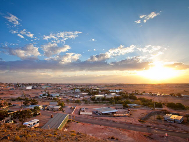 Coober Pedy, Australia: Nơi đây được coi là “thủ đô opal của thế giới”. Loại khoáng chất quý hiếm này lần đầu tiên được phát hiện ở đây vào năm 1915 và ngành công nghiệp mỏ là nên kinh tế chủ chủ lực của thị trấn với số dân 3.500 người này.