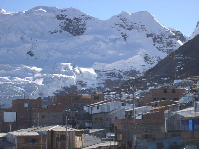 La Rinconada, Peru: Nằm cách mặt nước biển gần 5km, La Rinconada là thành phố cao nhất thế giới. Khu dân cư này không có nước máy hay hệ thống nước thải và 68% dân số sống dưới mức nghèo đói. Thành phố cách khu dân cư gần nhất 6 giờ di chuyển bằng ô tô trên đường đất.