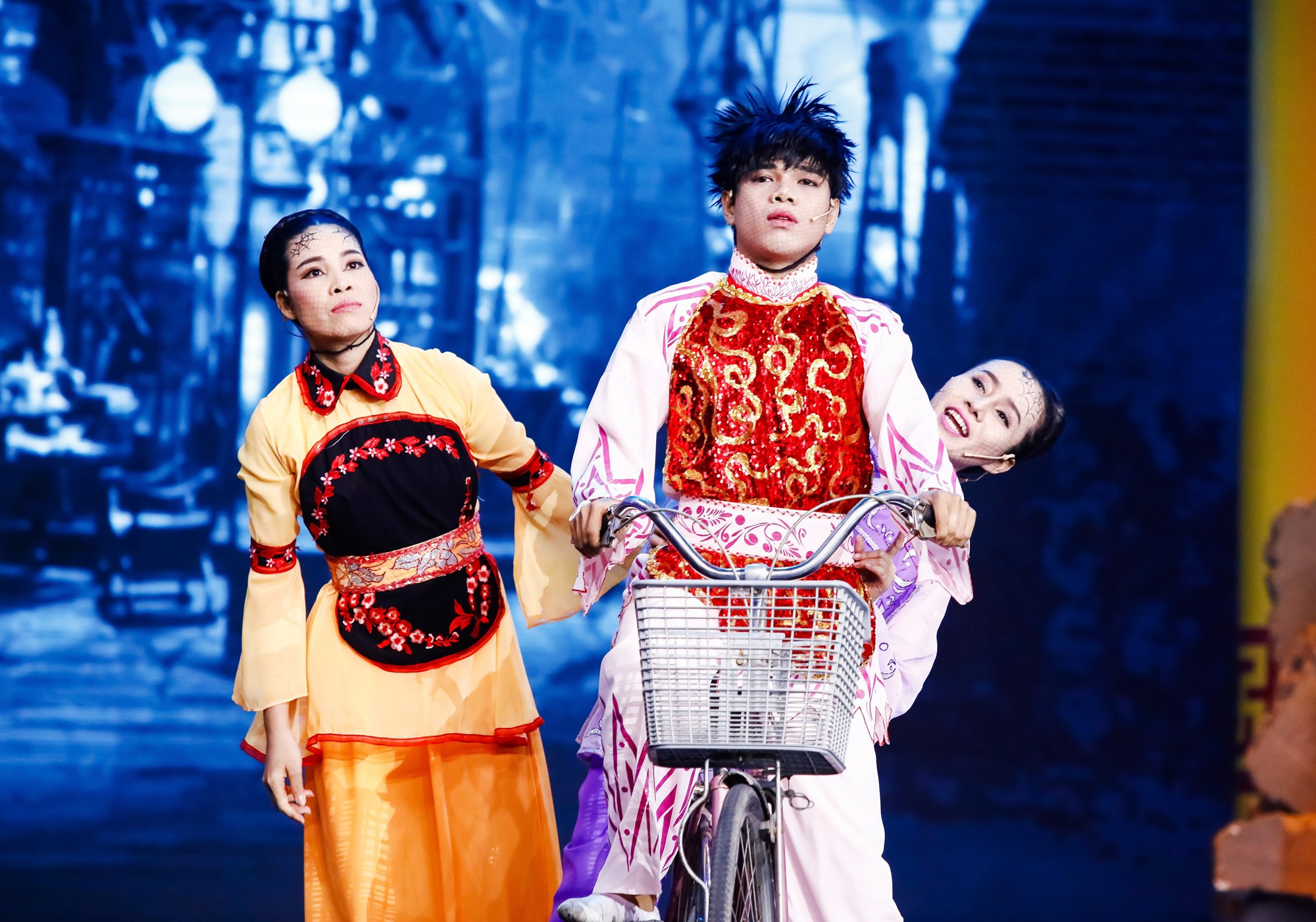 Đội Ngẫu Nhiên thành công đưa khán giả quay về tuổi thơ với những trò chơi dân gian quen thuộc như nhảy dây, chơi u, tạt lon,... trong tiểu phẩm Ba con nhện. 
