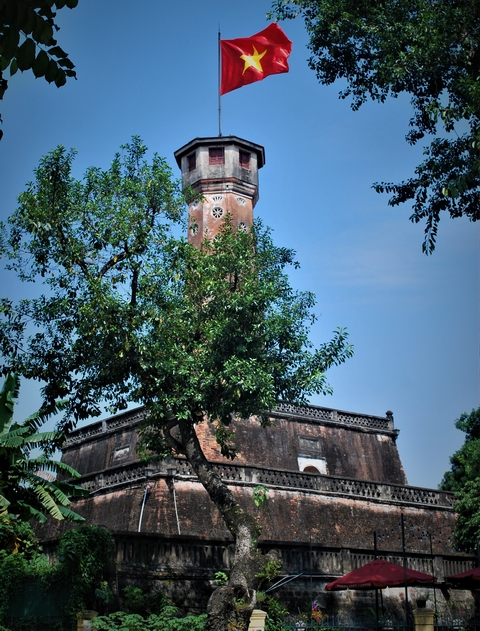 Lá cờ đỏ sao vàng nhẹ nhàng bay trong gió mùa thu trong xanh cao vời vợi làm ta nhớ lại những tháng năm hào hùng của dân tộc. Mùa thu cũng chính là mùa có nhiều ngày lễ trọng đại của tổ quốc. Mùa thu mang lại thật nhiều cảm xúc cho mỗi người dân Hà Nội. 