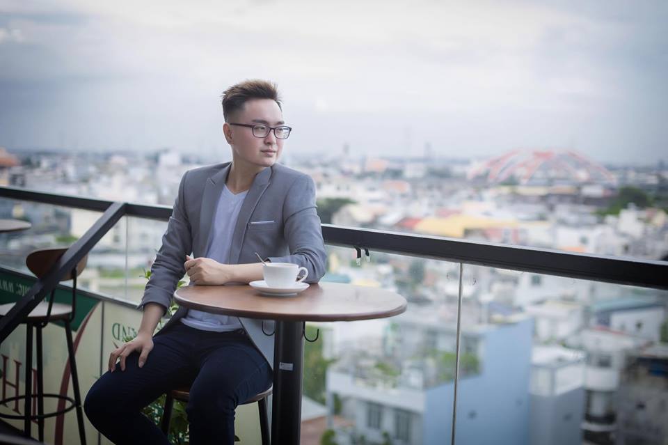 Ngược với những hình ảnh xinh đẹp trên sân khấu, thời gian gần đây anh chàng gây sốc cho khán giả khi hoàn toàn lột xác với hình tượng nam tính.