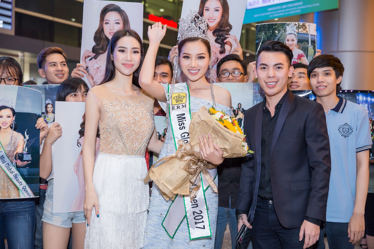 Có mặt tại sân bay, người đẹp được chào đón nồng nhiệt bởi bạn bè và người hâm mộ. Người đẹp Ngọc Vân (Á khôi 1 Người đẹp Hạ Long 2014, Top 8 Miss All Nations 2015) cũng đến chúc mừng cô bạn thân Hoàng Thu Thảo.