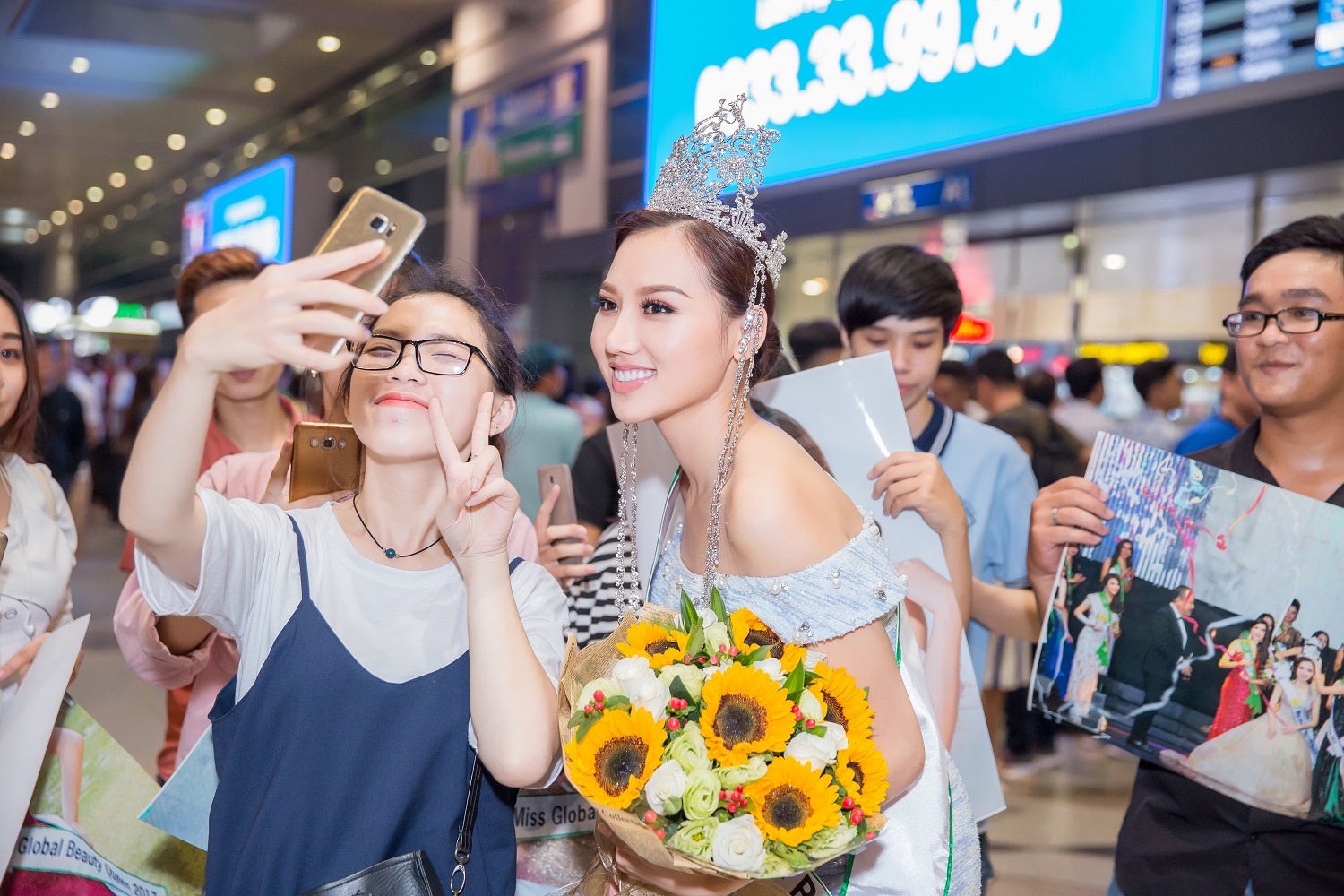 Tham gia cuộc thi với lịch trình dày đặc gần 30 ngày, Hoàng Thu Thảo vẫn giữ được nhan sắc rạng rỡ và phong độ xuyên xuốt cuộc thi đến khi trở về. 