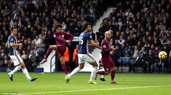 Sane mở tỉ số cho Man City bằng cú sút trái phá!