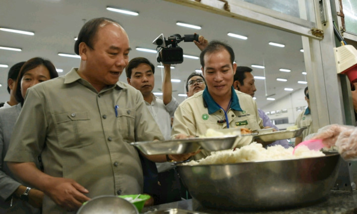 Thủ tướng cùng các công nhân lấy suất cơm ca chiều. (Ảnh: VGP/Quang Hiếu)
