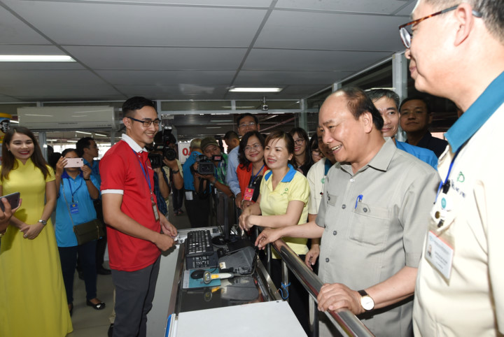 Trước đó, Thủ tướng đã thăm một số thiết chế công đoàn như siêu thị, nhà trẻ, phòng khám, nhà trọ của công nhân và có cuộc gặp gỡ, lắng nghe, đối thoại với công nhân tại khu công nghiệp. Trong ảnh: Thủ tướng thăm siêu thị bình ổn giá cho công nhân tại khu công nghiệp. (Ảnh: VGP/Quang Hiếu)