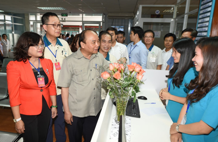 Thủ tướng thăm phòng khám đa khoa dành cho công nhân. (Ảnh: VGP/Quang Hiếu)